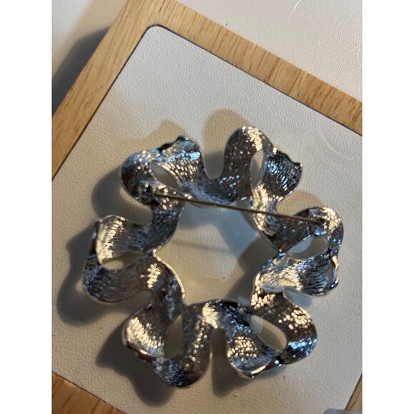 Vintage Silver-Tone Textured & Ribbed Brooch Pin With Wavy Openwork Design - Picture 8 of 8